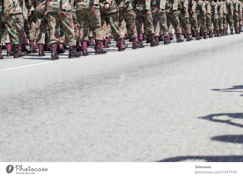 Im Gleichschritt Mensch Beine Fuß Menschengruppe Menschenmenge Schuhe Stiefel laufen Sicherheit Militär Farbfoto Außenaufnahme Textfreiraum unten Licht Schatten