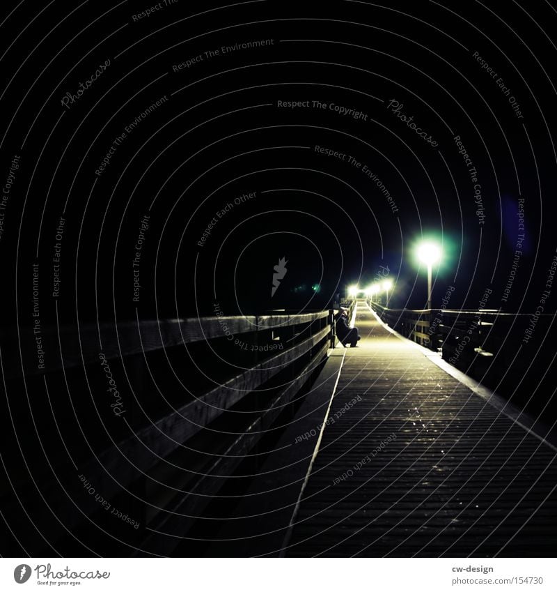 DUNKEL WAR'S Seebrücke Nacht Nachtwanderung Einsamkeit Holzbrücke Licht Laterne Lichtschein Lichtkegel sitzen hocken warten kalt dunkel Mensch Brücke Schwäche