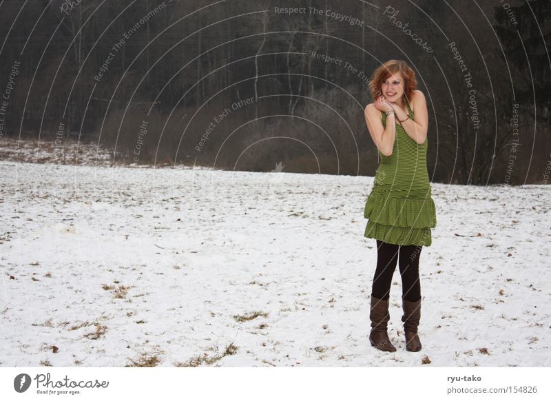 Etwas kalt ? Frau Kleid grün Streifen Winter Schnee Stiefel frieren Zufriedenheit grinsen Jugendliche