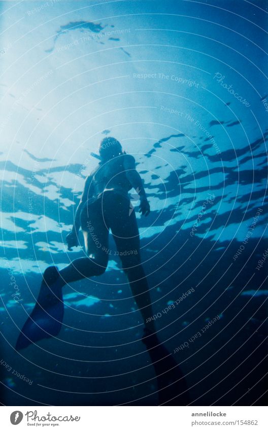 auftauchen Meer Mittelmeer Frau Bikini Schwimmhilfe Wellen Licht aufsteigen Taucher Schnorcheln Wasseroberfläche Sommer Wassersport