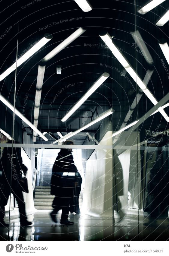 Metro Station Neonlicht Ausgang U-Bahn Paris Métro Haltestelle chaotisch Reflexion & Spiegelung Mensch Bewegung Tunnel unterirdisch Jedi Irritation
