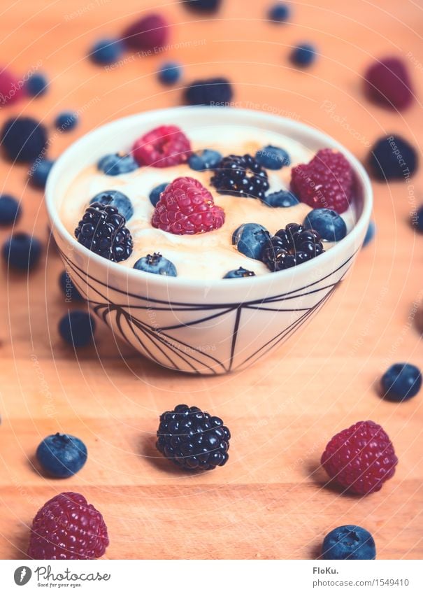 Wer schmeißt denn die Beeren so in seine Schüssel? Lebensmittel Joghurt Milcherzeugnisse Frucht Dessert Ernährung Frühstück Bioprodukte Vegetarische Ernährung