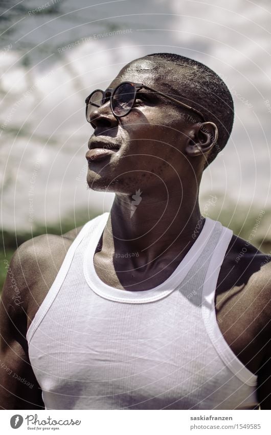 Visionary. Lifestyle maskulin Mann Erwachsene Körper Mode Sonnenbrille sportlich Coolness Erotik Entschlossenheit Zukunft Afrika Afrikanisch Afrikaner Kenia