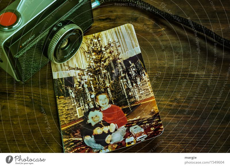 Nostalgie - Weihnachtsfreude- Eine alte analoge Kamera mit dem Foto eines kleinen Jungen sitzend vor einem Weihnachtsbaum Feste & Feiern Weihnachten & Advent