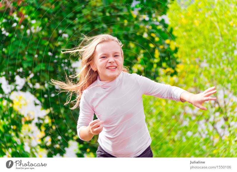 Nettes laufendes Mädchen am Sommer Lifestyle Erholung Freizeit & Hobby Spielen Tanzen Sport Kind Schulkind Frau Erwachsene Kindheit Jugendliche 1 Mensch