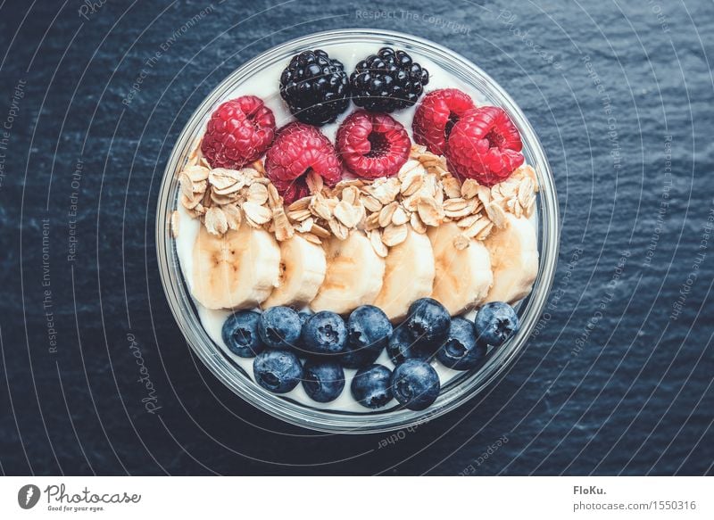 buntes Frühstück Lebensmittel Joghurt Milcherzeugnisse Frucht Getreide Dessert Ernährung Bioprodukte Vegetarische Ernährung Schalen & Schüsseln frisch
