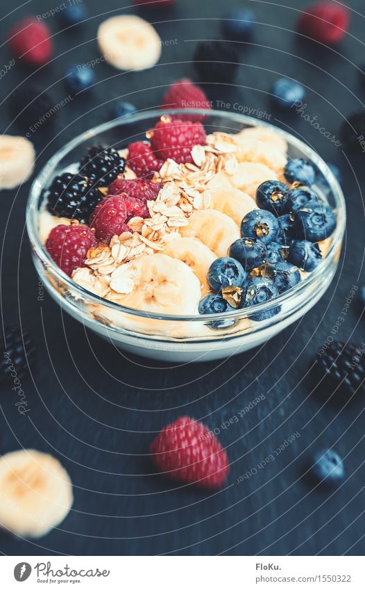 Lensbaby zum Frühstück Lebensmittel Joghurt Milcherzeugnisse Frucht Getreide Ernährung Bioprodukte Vegetarische Ernährung Diät Schalen & Schüsseln frisch