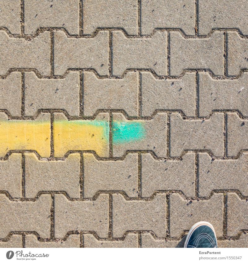 ein Stück von mir preisgeben Mensch maskulin Mann Erwachsene Fuß 1 Straße Wege & Pfade Stein Graffiti Linie blau gelb grau Farbe Mobilität Werbung Schuhe