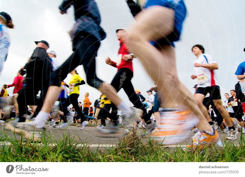 schöne Beine laufen Laufsport Joggen Bewegung Geschwindigkeit Fitness Gesundheit Ausdauer Sport Straße Perspektive Bewegungsunschärfe Marathon Leichtathletik