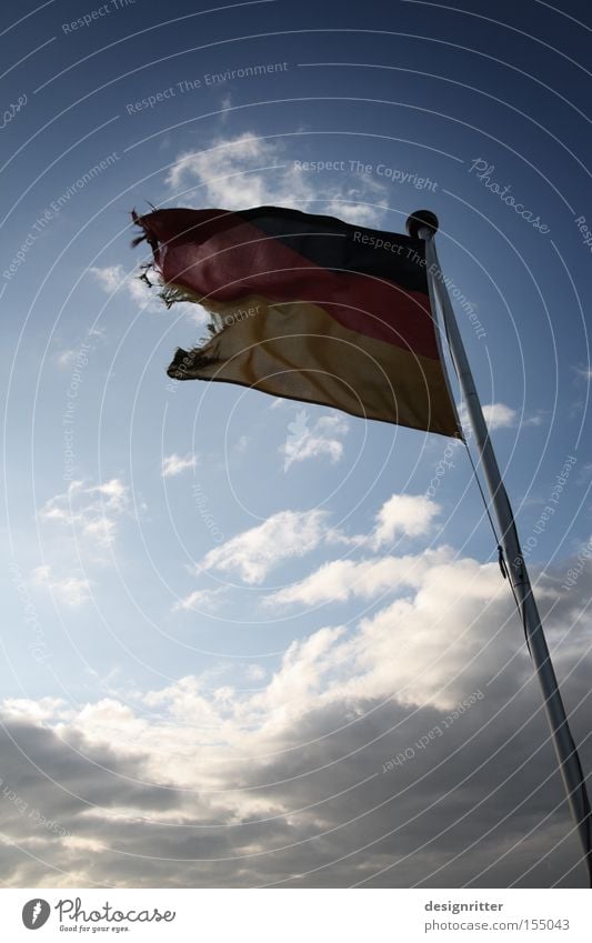 Steuern, Mann! Fahne Wetter Wind Sturm kaputt Deutschland Deutsche Flagge Bundesadler Krise Wirtschaftskrise Finanzkrise Zukunftsangst Angst untergehen Rettung