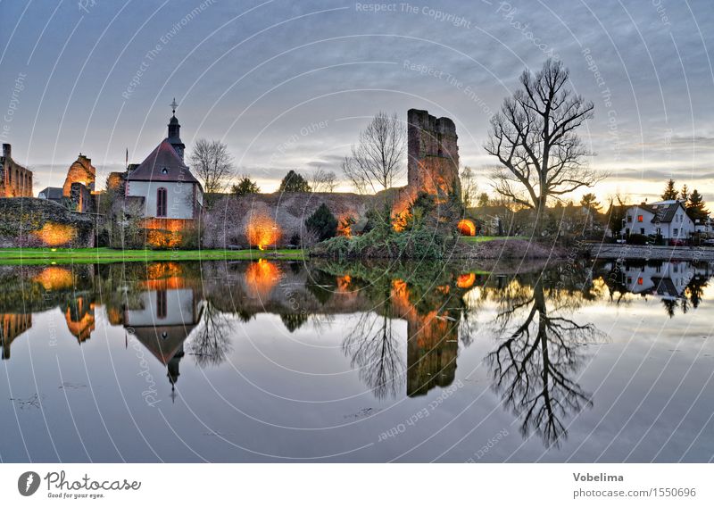 Burg Hayn in Dreieichenhain Theater Kultur Dorf Burg oder Schloss Ruine Mauer Wand blau braun gelb gold grau schwarz Farbfoto Außenaufnahme Menschenleer