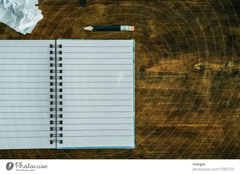 Liniertes Heft mit Spirale, Bleistift und ein zerknüllter Zettel auf einem alten Holztisch Bildung Schule lernen Arbeit & Erwerbstätigkeit Beruf Büroarbeit