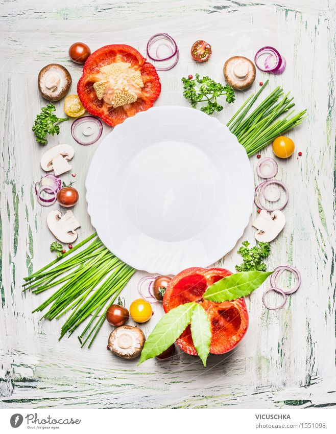 Gemüse und Gewürze Kochzutaten um leerem Teller Lebensmittel Salat Salatbeilage Kräuter & Gewürze Ernährung Mittagessen Abendessen Büffet Brunch Bioprodukte