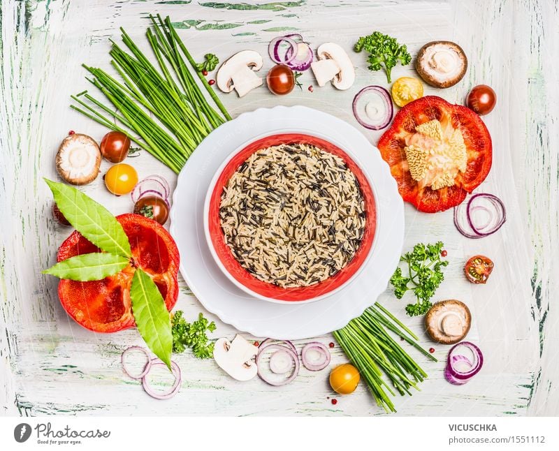 Wilde Reis mit frisches Gemüse und Zutaten Lebensmittel Salat Salatbeilage Getreide Ernährung Mittagessen Abendessen Bioprodukte Vegetarische Ernährung Diät