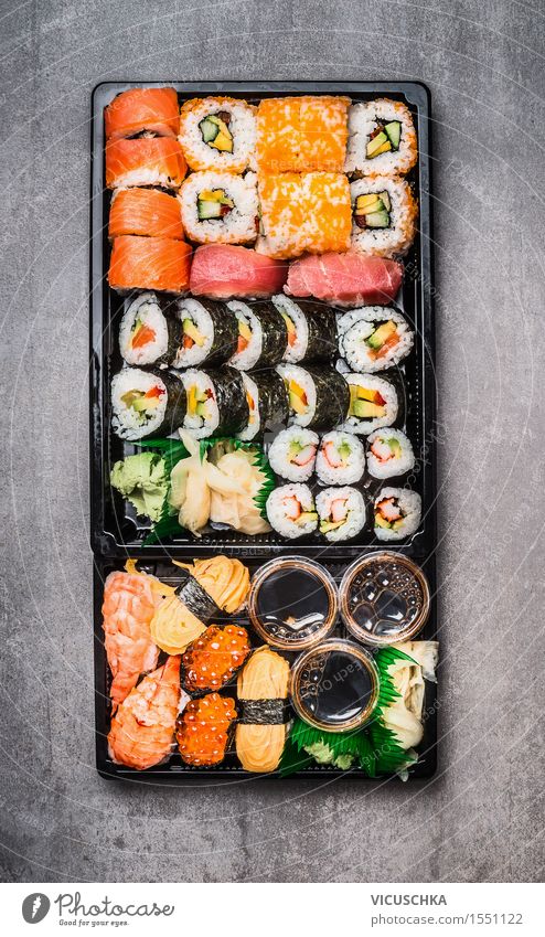 Sushi Menu in schwarzem Verpackungsbox Lebensmittel Ernährung Büffet Brunch Asiatische Küche Stil Design Gesunde Ernährung Restaurant various asian japanese