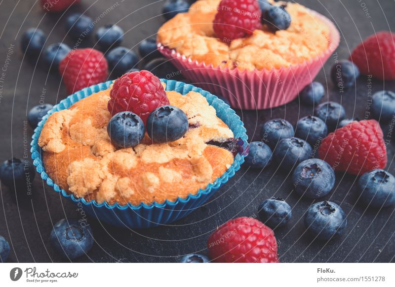 Streusel-Muffins mit einem Hauch von Beere Lebensmittel Frucht Teigwaren Backwaren Ernährung Kaffeetrinken Fingerfood frisch Gesundheit lecker süß blau gelb rot
