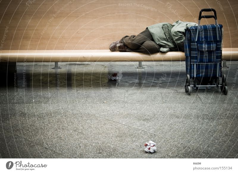 Banker Mensch maskulin Mann Erwachsene Senior 1 Bahnhof liegen schlafen warten Armut Krise Zeit Obdachlose verpassen verschlafen Zufluchtsort Insolvenz Gepäck