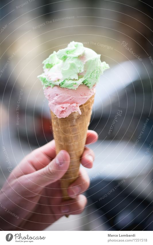 Ice Cream Cone Milcherzeugnisse Dessert Speiseeis Lifestyle Freude Ferien & Urlaub & Reisen Ausflug Sommer Essen Erholung genießen lecker süß braun grau grün