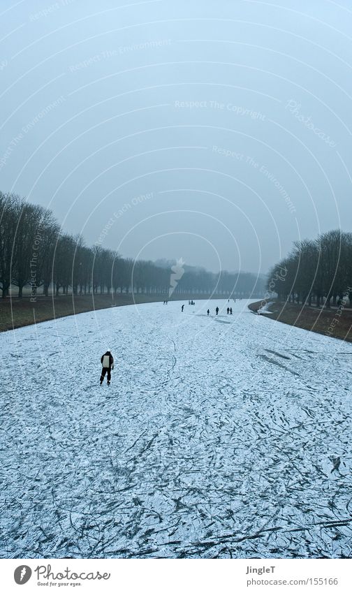 Fluchtgedanken Winter blau Nebel Allee Schlittschuhe Freiheit schlechtes Wetter Eis Abwasserkanal Schnee