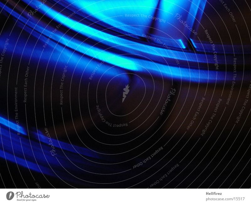 In Motion Stahl Aluminium Silhouette Fototechnik Profil Lochblenden blaues Licht Bewegung