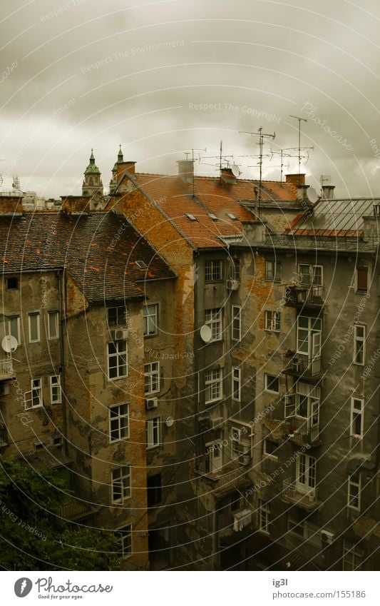 Zagreb reverse Hinterhof Lebensraum Haus Arbeitslosengeld Regen Balkon Kunst Kultur Europa zagreb kroatien osteuropa balkan gesellschaftsschicht
