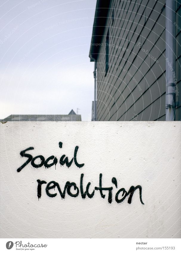 TownShip Mauer Haus Stadt Häusliches Leben Wiedervereinigung Revolution Graffiti protestieren Wut Dach Wand grau sozial weiß Buchstaben Schriftzeichen