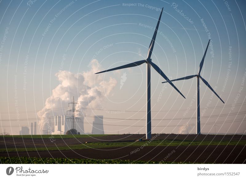 Die Alternativen zur Braunkohle, Windenergie. Windräder und Kohlekraftwerk Energiewirtschaft Erneuerbare Energie Windkraftanlage Wolkenloser Himmel Klimawandel