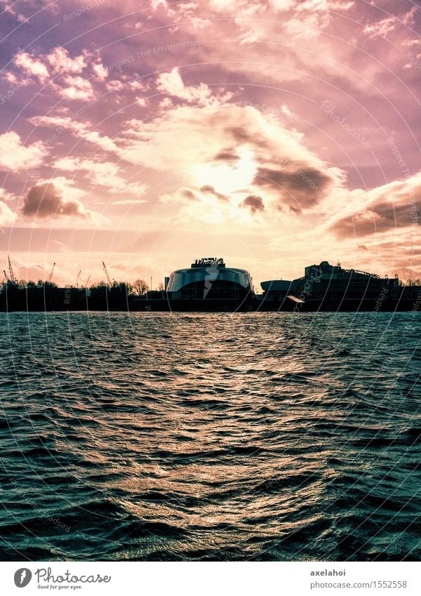 Hamburg Landungsbrücken Musical-Romantik im Sonnenuntergang Wasser Wolken Sonnenaufgang Sonnenlicht Flussufer Elbe Deutschland Hafenstadt Skyline
