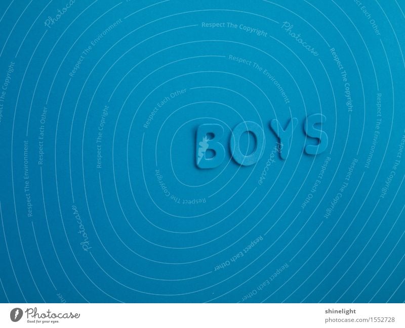 boys Junge Junger Mann Jugendliche Schriftzeichen blau Freundschaft Boy Boys Farbfoto Textfreiraum links Textfreiraum oben Textfreiraum unten