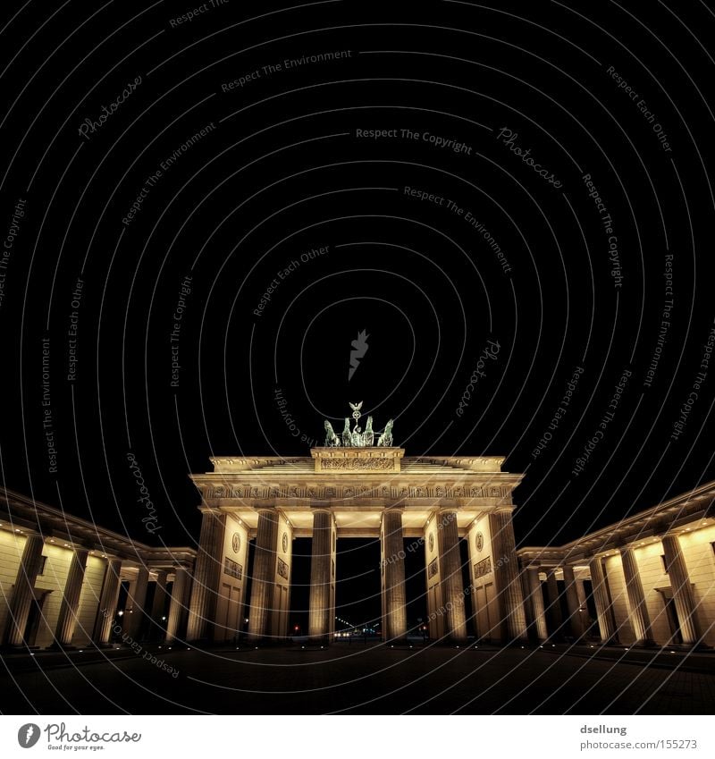 Brandenburger Tor bei Nacht Farbfoto Außenaufnahme Menschenleer Textfreiraum oben Hintergrund neutral Kunstlicht Licht Schatten Kontrast Langzeitbelichtung