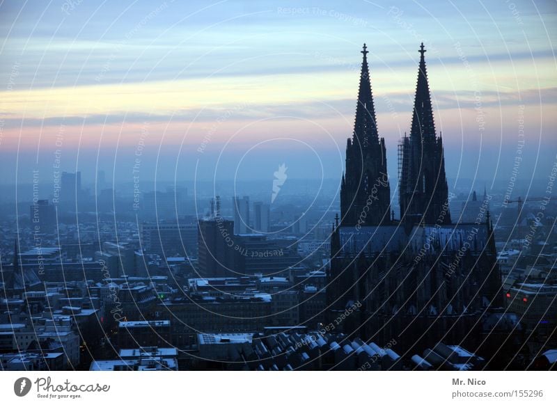 Heimatserie (2) Himmel Horizont Klima Nebel Stadt Stadtzentrum Dom Bauwerk Wahrzeichen Denkmal blau Köln Kölner Dom Sonnenuntergang Gotteshäuser Kathedrale Smog