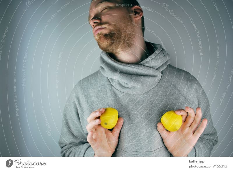 südfrucht Mann Mensch Zitrone Vitamin C Gesundheit Frucht 1 Mensch einzeln Vor hellem Hintergrund Studioaufnahme unrasiert Dreitagebart Wegsehen