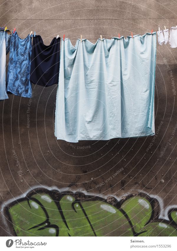 Streetart meets Alltag Bekleidung T-Shirt Strümpfe Unterwäsche authentisch Graffiti Straßenkunst Wäsche Wäscheleine hängen Wäscheklammern Farbe Wand Fassade