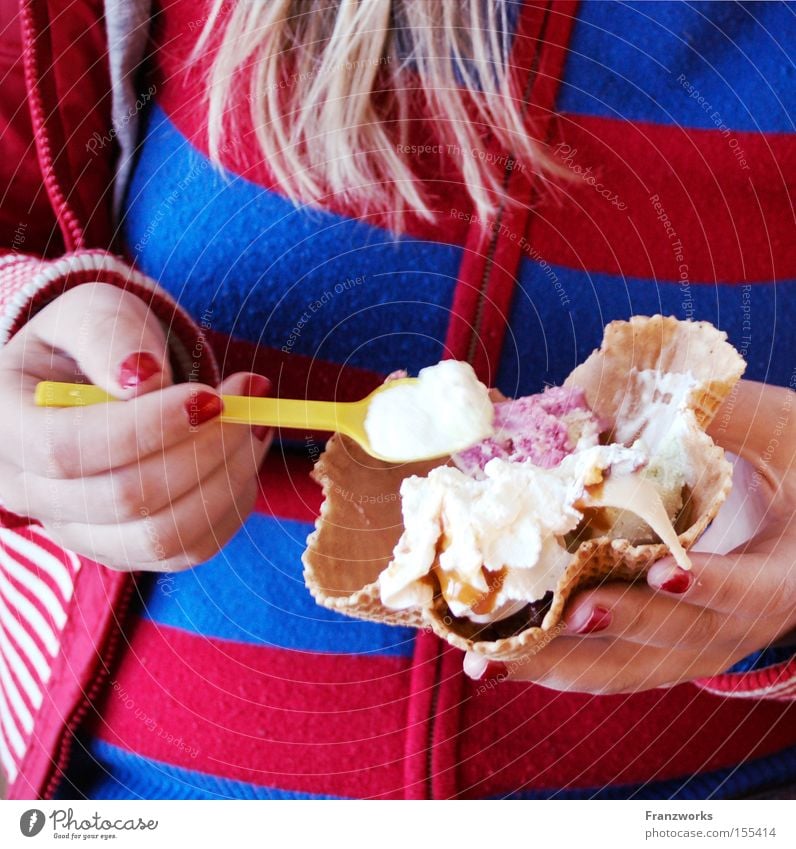 Frau Schleck. Speiseeis Waffel Süßwaren lecker Ernährung Dessert Nagellack Eisdiele Sommer genießen Löffel löffeln eisladen Essen