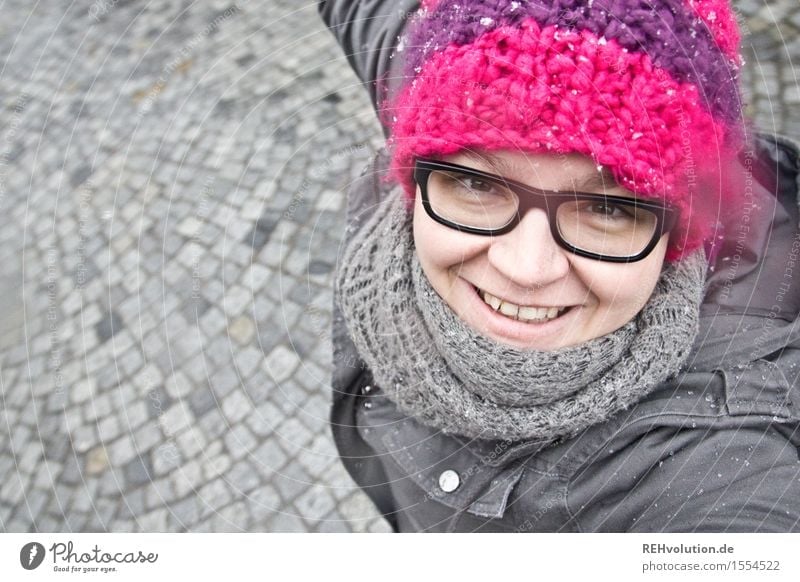 Selfie - Frau tanzt im Schnee Junge Frau Jugendliche Erwachsene Kopf 1 Mensch 18-30 Jahre drehen Lächeln Lebensfreude Mütze rosa Kopfsteinpflaster grau Winter