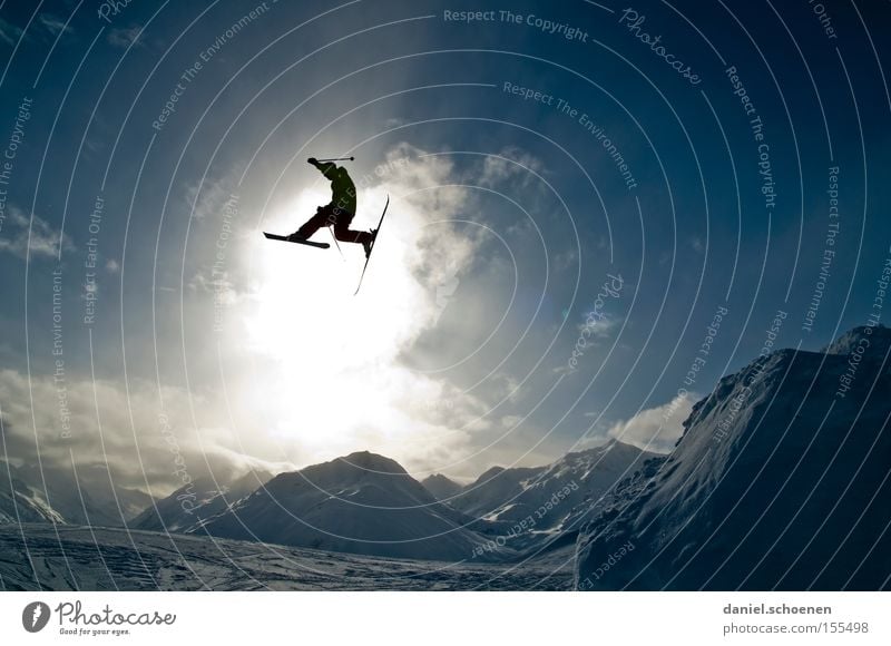 im Licht (Teil 2) Winter Wintersport Freude Wolken Berge u. Gebirge Schnee Aktion Skifahren Gegenlicht Sonnenstrahlen Silhouette hoch extrem Extremsport