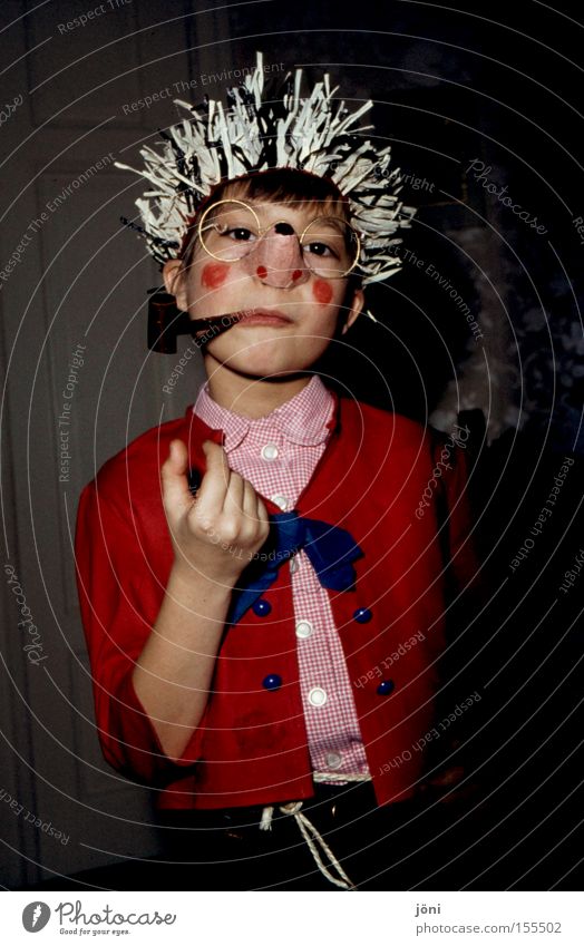 Mecki Igel Karneval Kind Spielen selbstbewußt alt verkleiden imitieren Freude Maske Trillerpfeife Stachel Nase