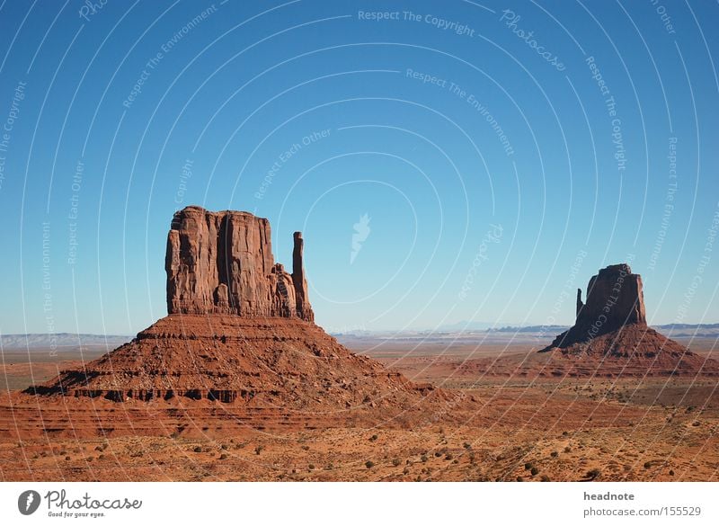 Monument Valley – 2 Buttes Felsen Himmel Wolken Ferien & Urlaub & Reisen Reisefotografie unterwegs Fernweh Wohnmobil Amerika Horizont Indianer Wüste USA Erde