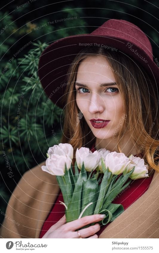 Hübsche Frau Die Mit Weißen Blumen Steht Ein Lizenzfreies Stock Foto Von Photocase 