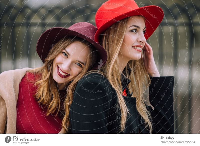 Zwei Mädchen, die auf der Bank und dem Lächeln sitzen Lifestyle Freude Glück schön Gesicht Sitzung sprechen Mensch feminin Frau Erwachsene Freundschaft Zähne