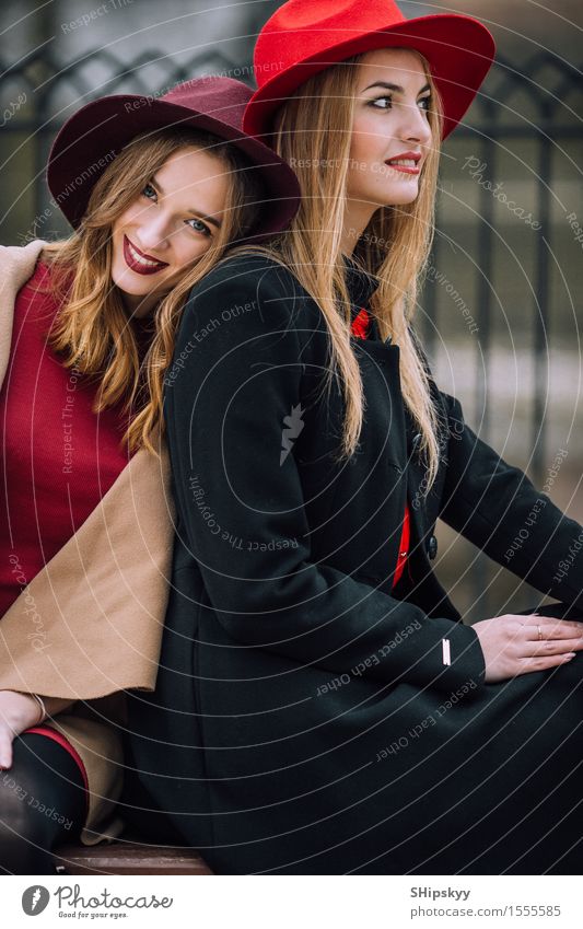 Zwei Mädchen, die auf der Bank und dem Lächeln sitzen Lifestyle Freude Glück schön Gesicht Sitzung sprechen Mensch feminin Frau Erwachsene Freundschaft Herbst