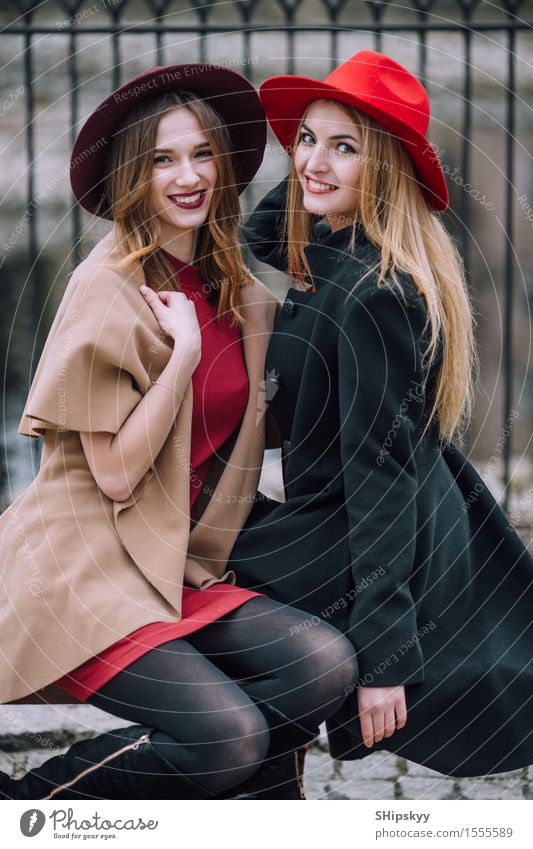 Zwei Mädchen, die auf der Bank und dem Lächeln sitzen Lifestyle Freude Glück schön Gesicht Sitzung sprechen Mensch feminin Frau Erwachsene Freundschaft Herbst