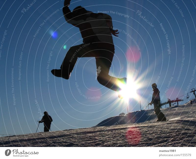 Walking on sunshine Sonne Winter Ferien & Urlaub & Reisen Skifahren Freude springen aufsteigen durchdrehen Schnee Sport Spielen fliegen Gegenlicht