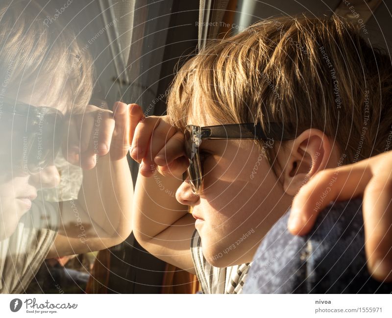 Durchblick Mensch maskulin Kind Junge Hand 1 3-8 Jahre Kindheit Sonne Sonnenlicht Schönes Wetter Bus T-Shirt Sonnenbrille blond Glas beobachten entdecken fahren