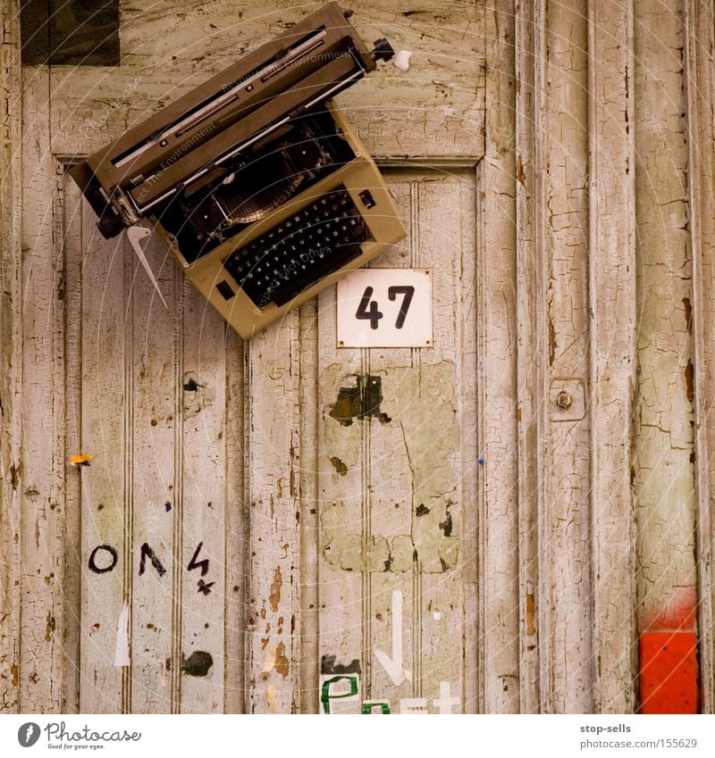 Schreibwerkstatt schreiben Literatur Hausnummer Schreibmaschine Roman Holzwand Buchstaben Tippen Kunst Kultur 47 Schriftsteller Konzeptkunst Eingangstür