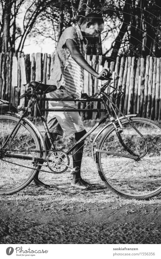 Exhaustion. Lifestyle Freizeit & Hobby Fahrradfahren Mensch maskulin Mann Erwachsene Jugendliche Körper 1 Natur Mode laufen Afrika Afrikanisch Afrikaner