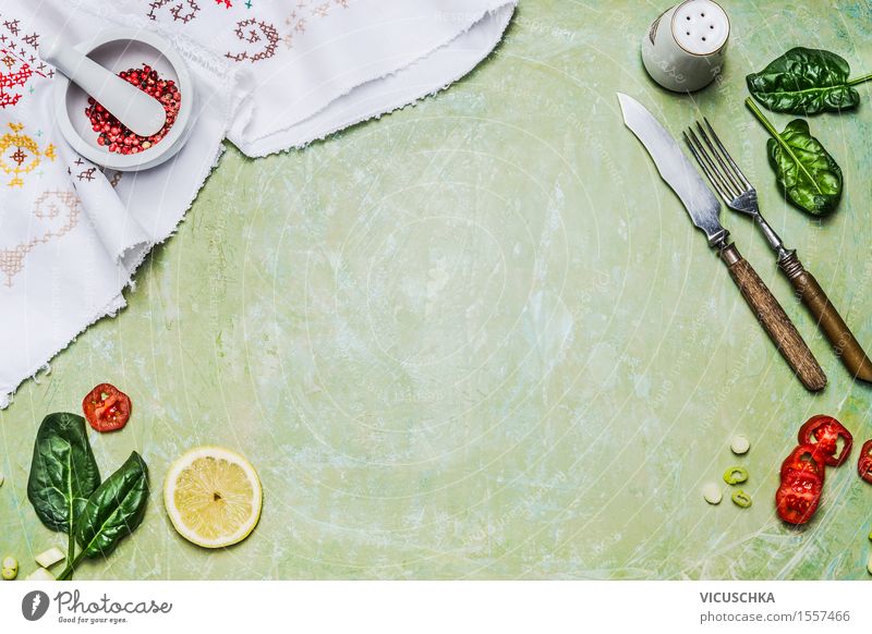 Kochen Hintergrund mit rustikalen Besteck , Kräuter und Gewürze Kräuter & Gewürze Öl Ernährung Mittagessen Abendessen Festessen Bioprodukte