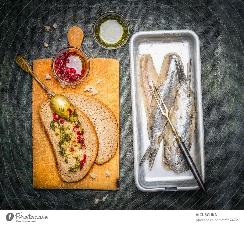 Eingelegte Heringe mit Brotscheiben und Zwiebelsauce Lebensmittel Fisch Kräuter & Gewürze Öl Ernährung Mittagessen Büffet Brunch Festessen Bioprodukte