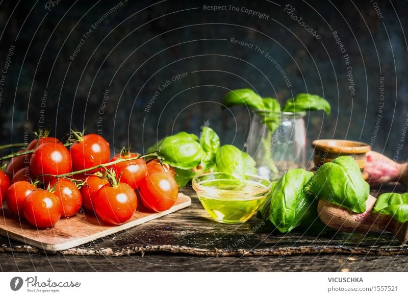 Kirschtomaten mit Öl und Basilikum auf Küchentisch Lebensmittel Gemüse Salat Salatbeilage Kräuter & Gewürze Ernährung Mittagessen Abendessen Büffet Brunch