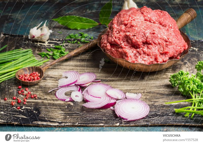 Gehacktes Fleisch und Zutaten für schmackhafte Küche Lebensmittel Gemüse Kräuter & Gewürze Ernährung Mittagessen Abendessen Büffet Brunch Festessen Bioprodukte